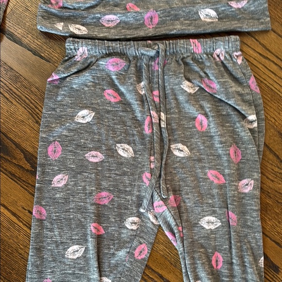 Splendid Women's Small Pajama Set with Pink Lip Design Coordinated Set - Picture 4 of 7